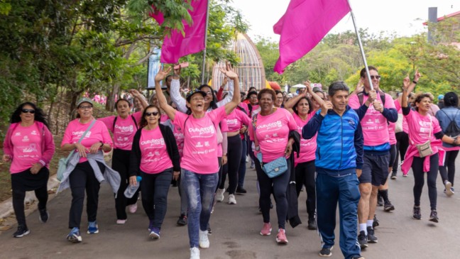 mulheres participam de Caminhada do Outubro Rosa em Jundiaí