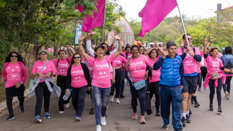 mulheres participam de Caminhada do Outubro Rosa em Jundiaí mulheres participam de Caminhada do Outubro Rosa em Jundiaí