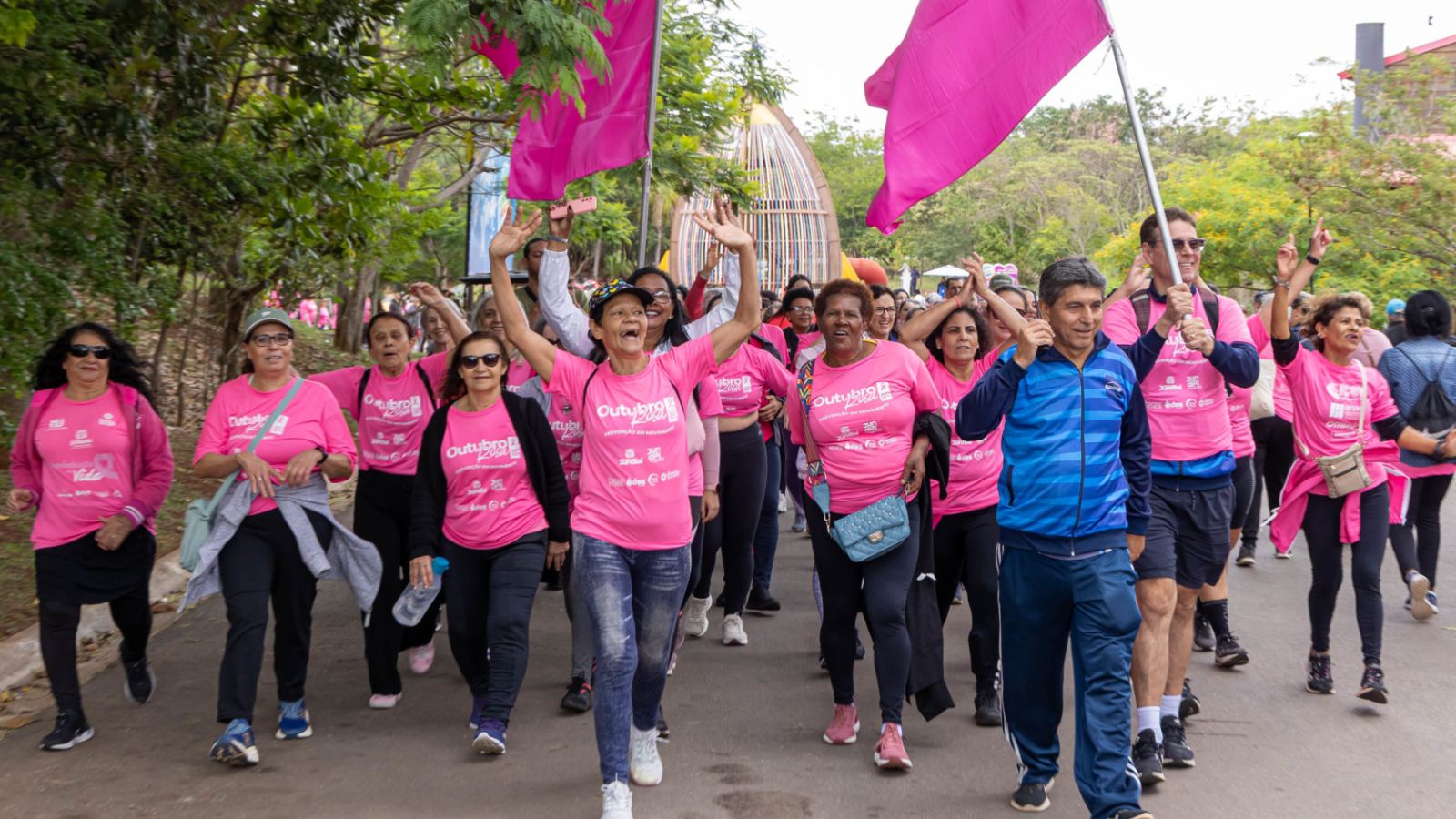 mulheres participam de Caminhada do Outubro Rosa em Jundiaí