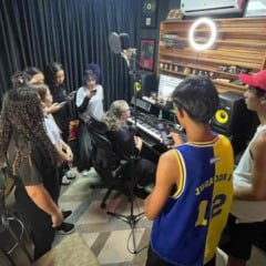 Estudantes de Jundiaí participam de gravação de música em estúdio com produtor.