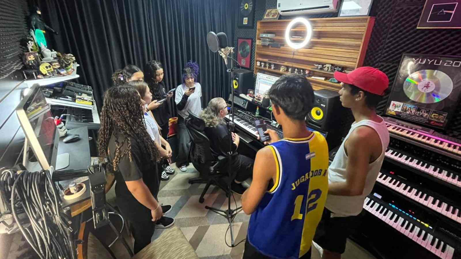 Estudantes de Jundiaí participam de gravação de música em estúdio com produtor.