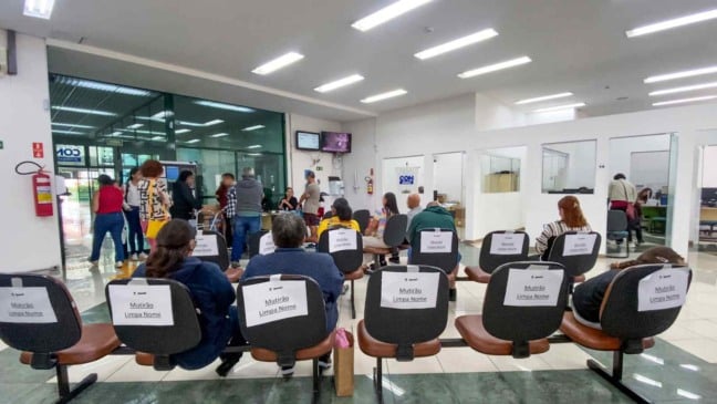 Sala de espera do PROCON Jundiaí com cadeiras reservadas para o Mutirão Limpa Nome, onde consumidores participam de atendimento para renegociação de dívidas.