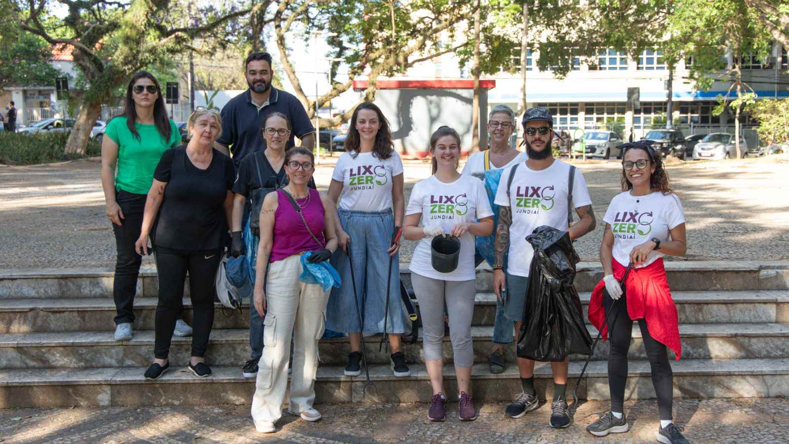 Voluntários participam do mutirão de limpeza no Centro de Jundiaí ao lado da ONG Lixo Zero e Prefeitura.