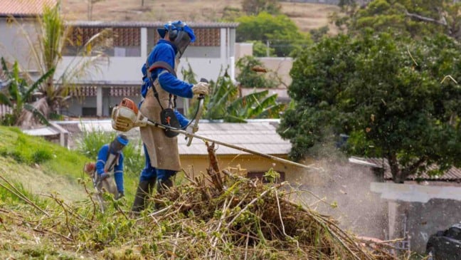 Agentes realizam roçada durante mutirão de zeladoria em Jundiaí pelo programa “Quem Ama, Cuida”