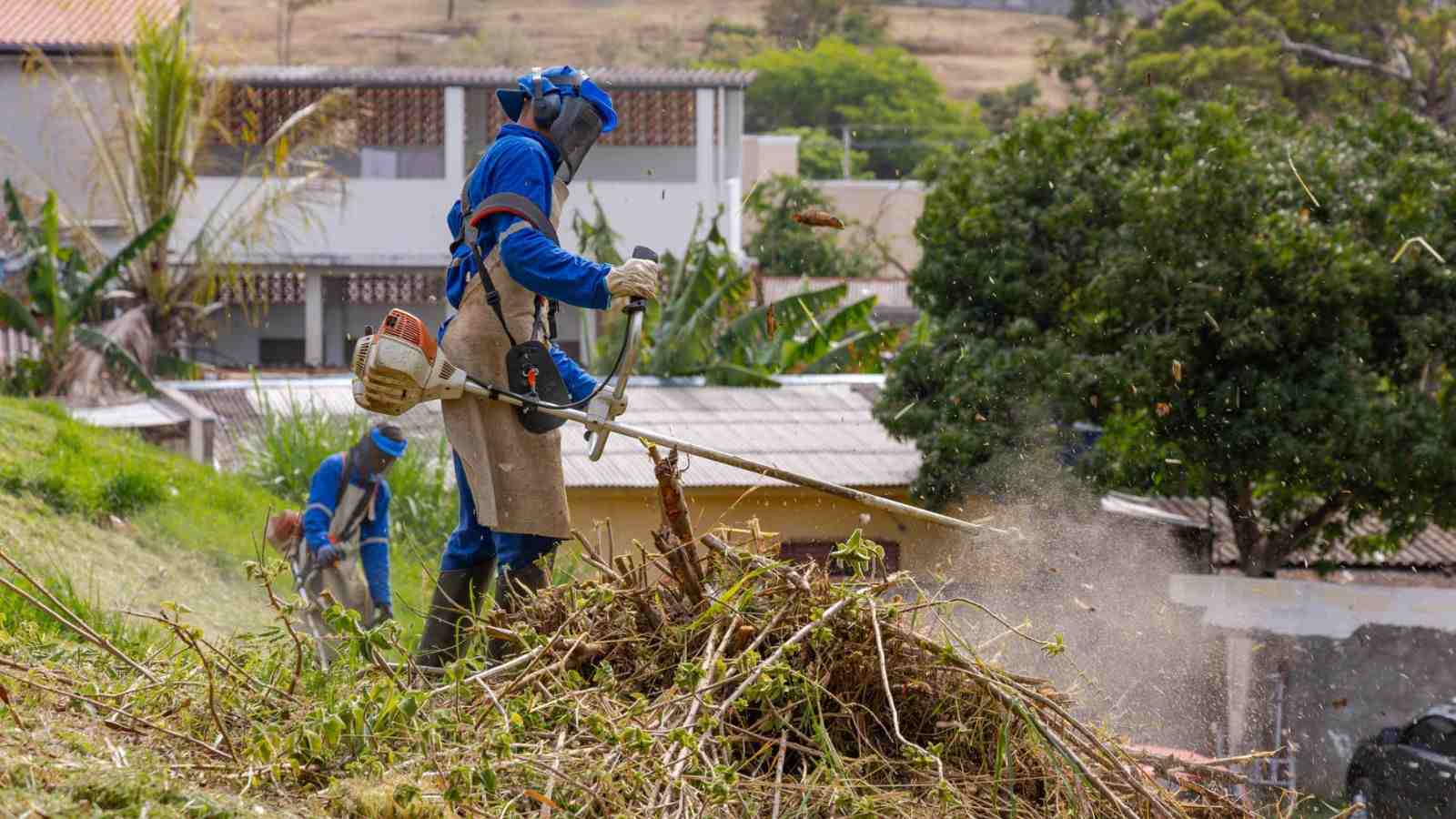 Agentes realizam roçada durante mutirão de zeladoria em Jundiaí pelo programa “Quem Ama, Cuida”