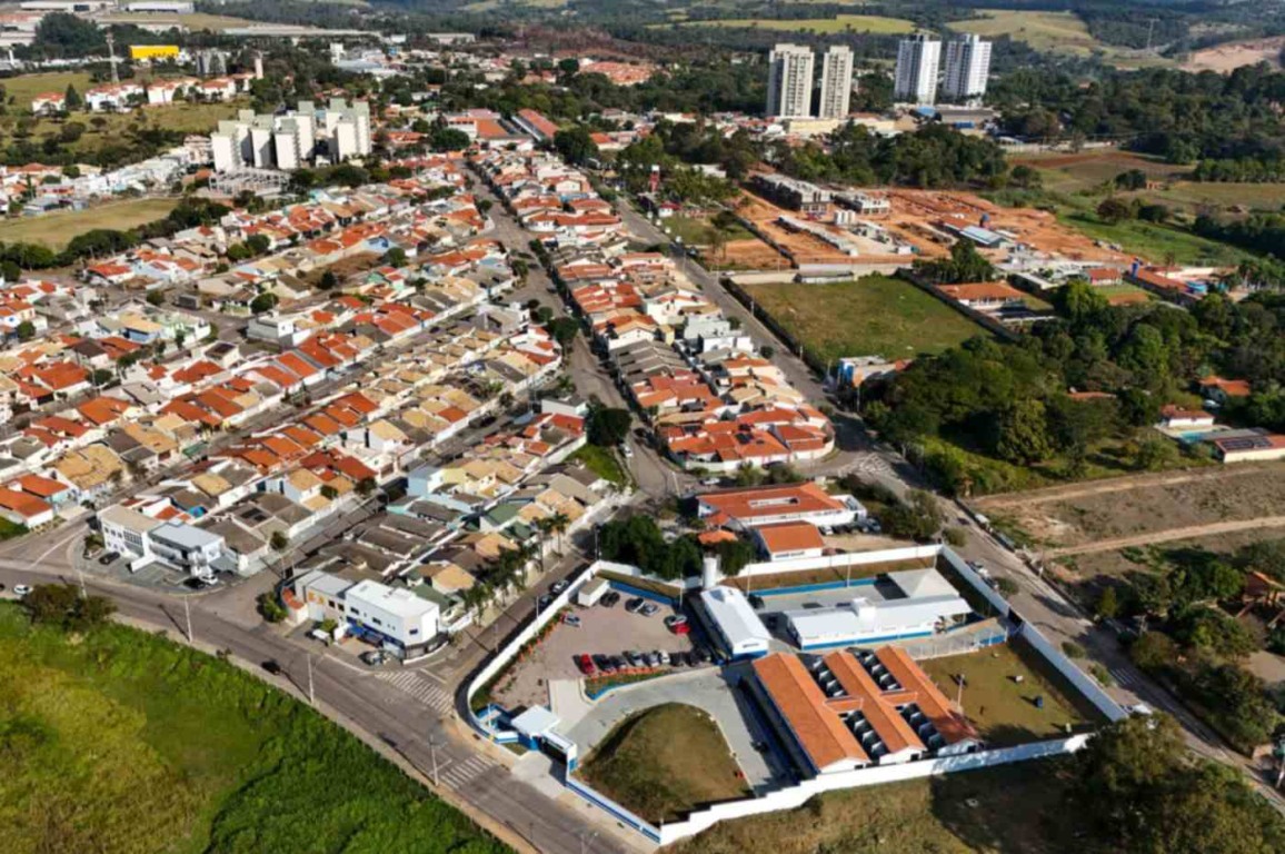 Vista aérea do Novo Canil da Guarda Municipal no Jardim Sarapiranga, Jundiaí, cercado por residências e áreas verdes.