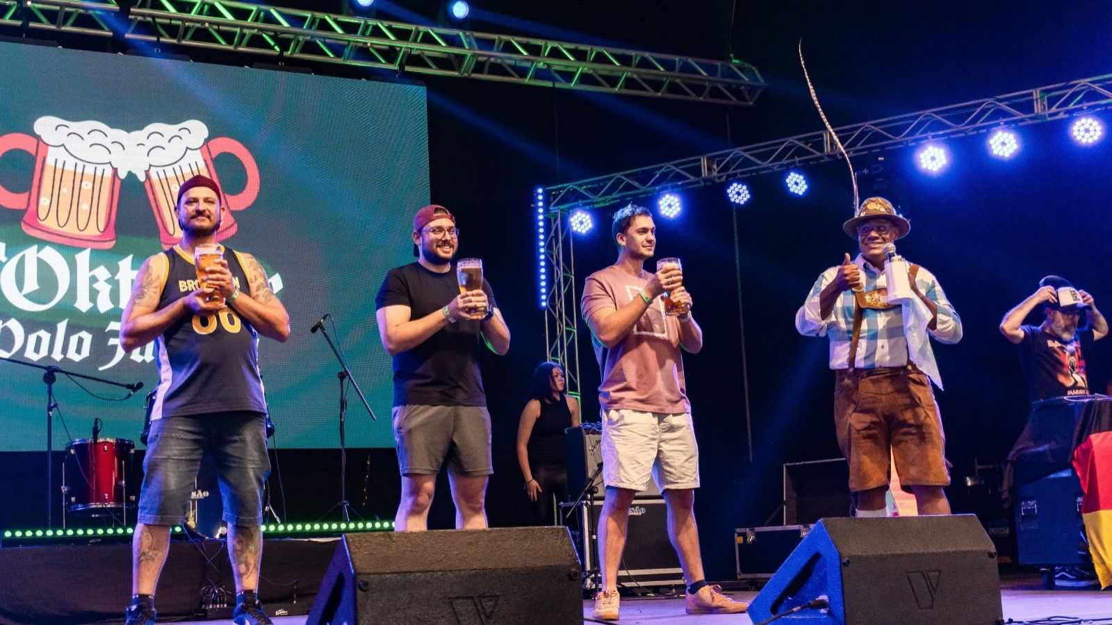 Homens participam de competição segurando canecas de chope no palco da Oktober Polo Jundiaí, no Parque da Uva.