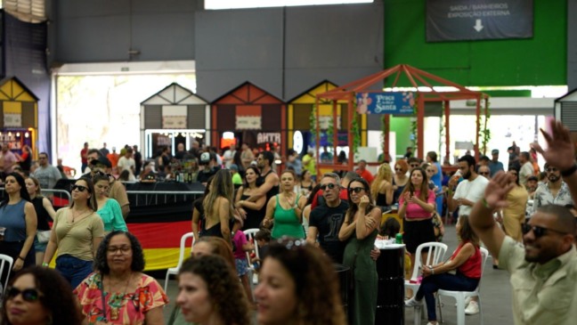Multidão reunida no Parque da Uva durante a Oktober Polo Jundiaí 2025, com visitantes assistindo aos shows, interagindo e aproveitando o festival de cultura alemã e cerveja artesanal.