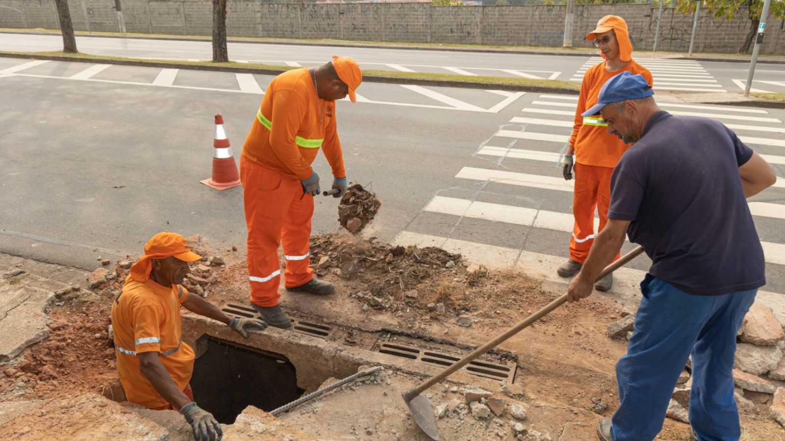 Trabalhadores da Prefeitura de Jundiaí fazem limpeza de bocas de lobo na avenida Antônio Pincinato como parte da Operação Chuvas de Verão.