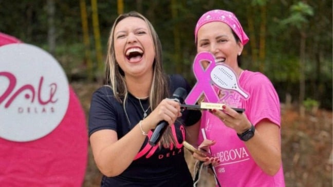 Pâmela Sianga e Dani Ayoub celebram evento Dale Delas Beach Tennis com troféu do Outubro Rosa em Jundiaí.