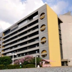 Pr&eacute;dio do Pa&ccedil;o Municipal de Jundia&iacute;, sede da Prefeitura, com fachada cinza e faixa amarela.