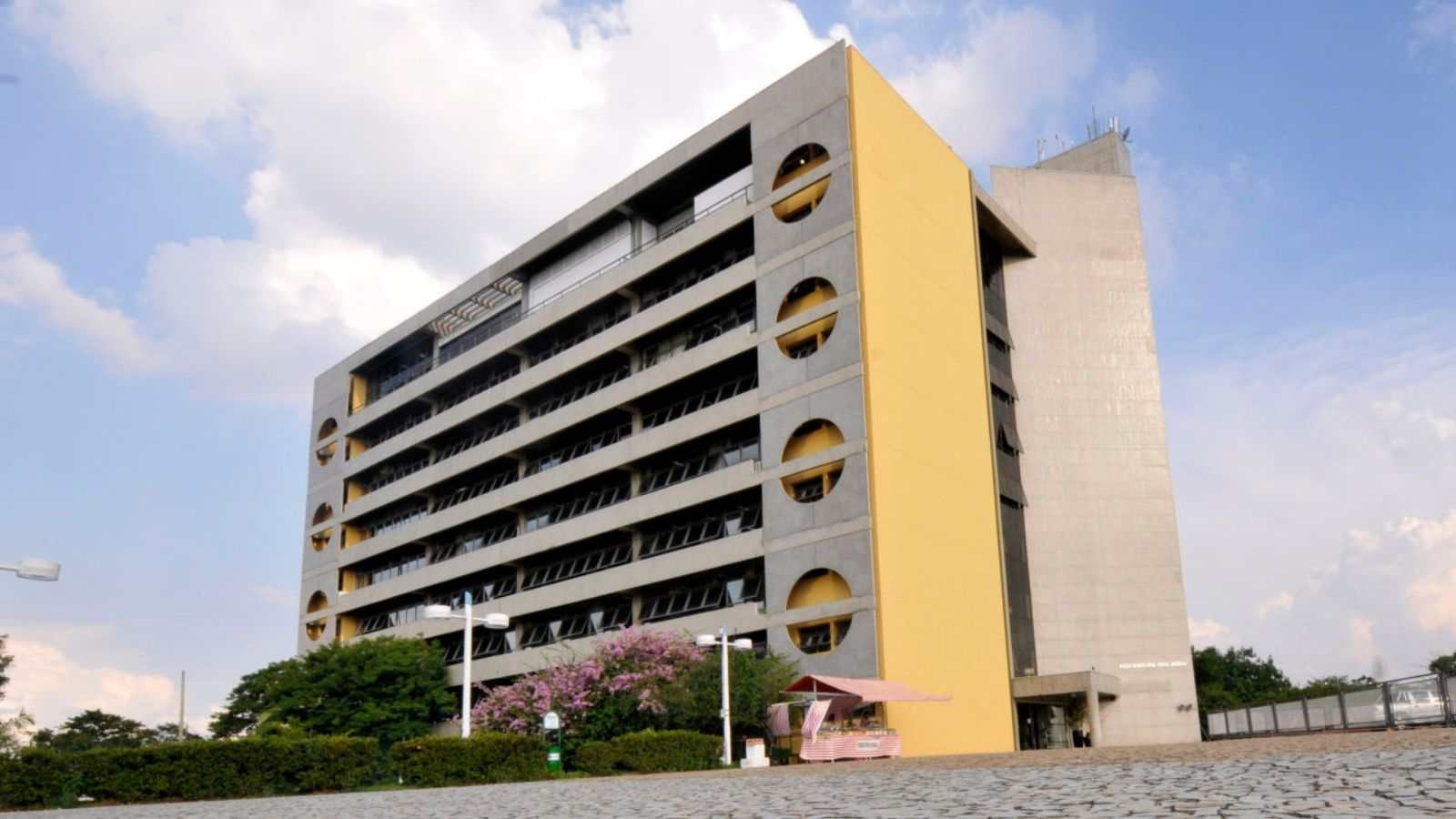 Prédio do Paço Municipal de Jundiaí, sede da Prefeitura, com fachada cinza e faixa amarela.