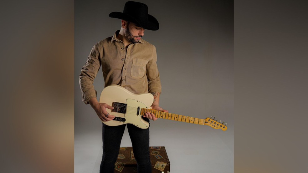 Pallermo com chapéu preto e guitarra clara durante ensaio para o DVD “Roads”. Pallermo com chapéu preto e guitarra clara durante ensaio para o DVD “Roads”.