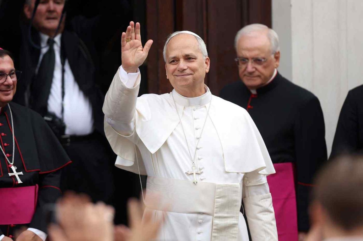 Papa Leão XIV acena para fiéis após cerimônia no Vaticano