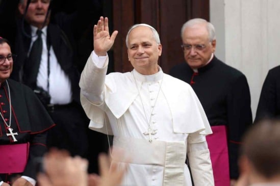 Papa Leão XIV acena para fiéis após cerimônia no Vaticano