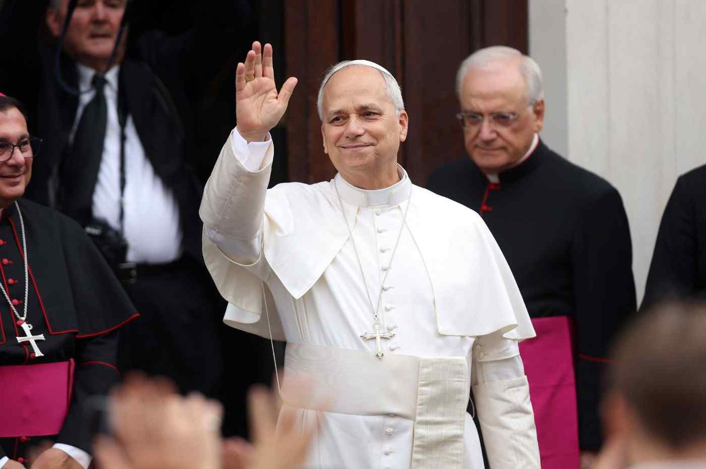 Papa Leão XIV acena para fiéis após cerimônia no Vaticano