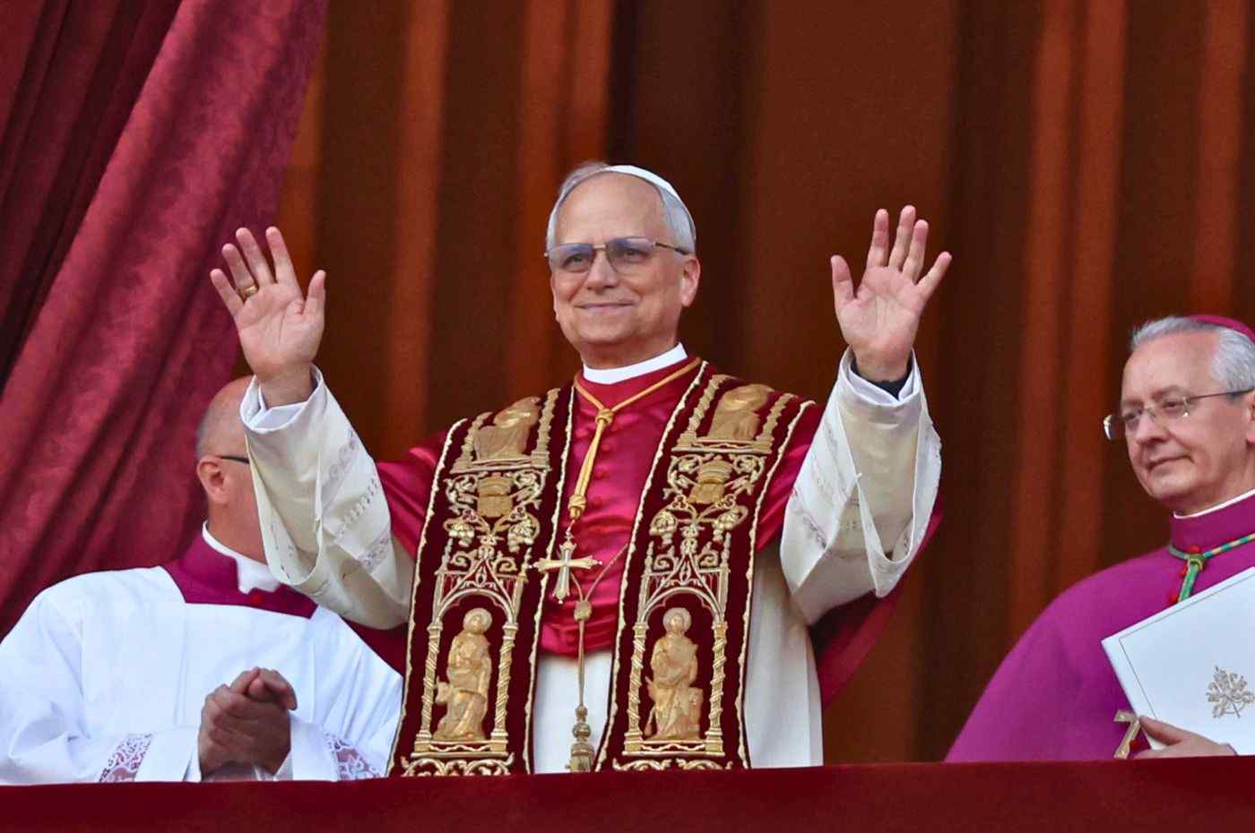 Papa Leão XIV faz sua primeira bênção da sacada do Vaticano