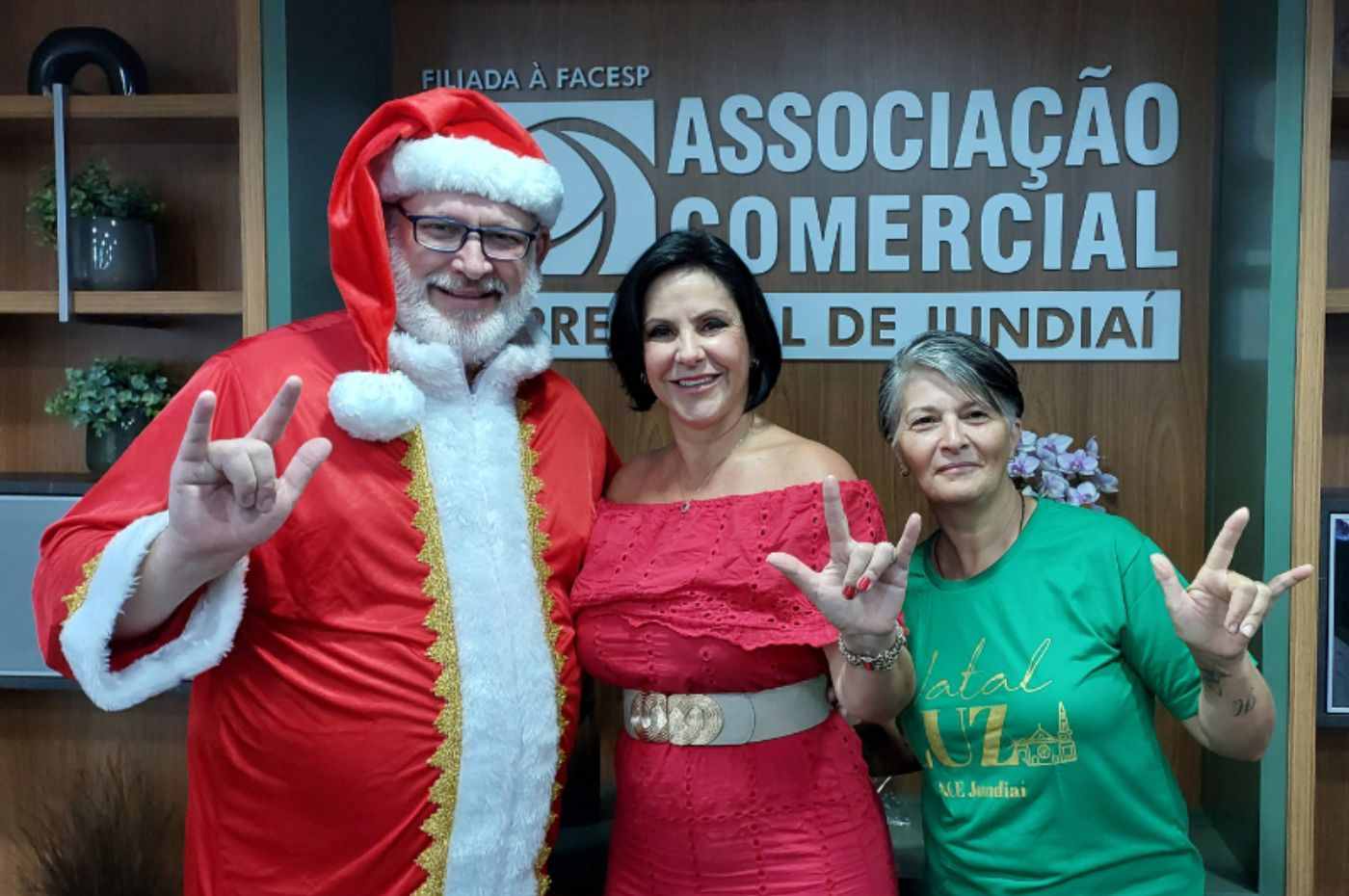 Imagem do Papai Noel surdo ao lado da presidente da ACE Jundiaí, Leandra Maia Diniz, promovendo inclusão no Natal Luz 2024.