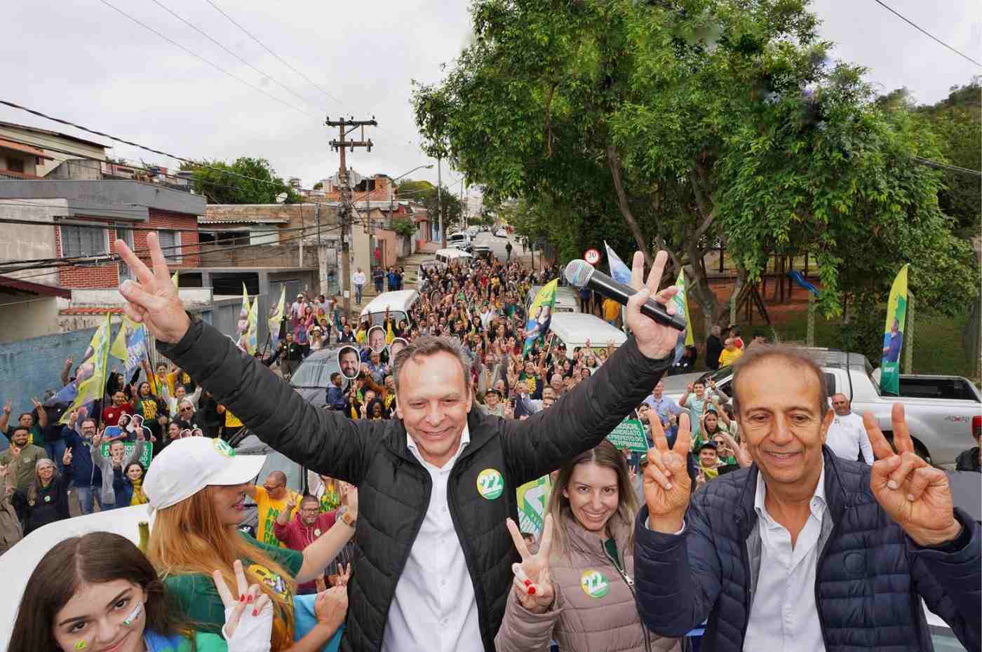 José Antonio Parimoschi e Miguel Haddad em caminhada de campanha com apoiadores na Região Sul de Jundiaí, acenando para o público.