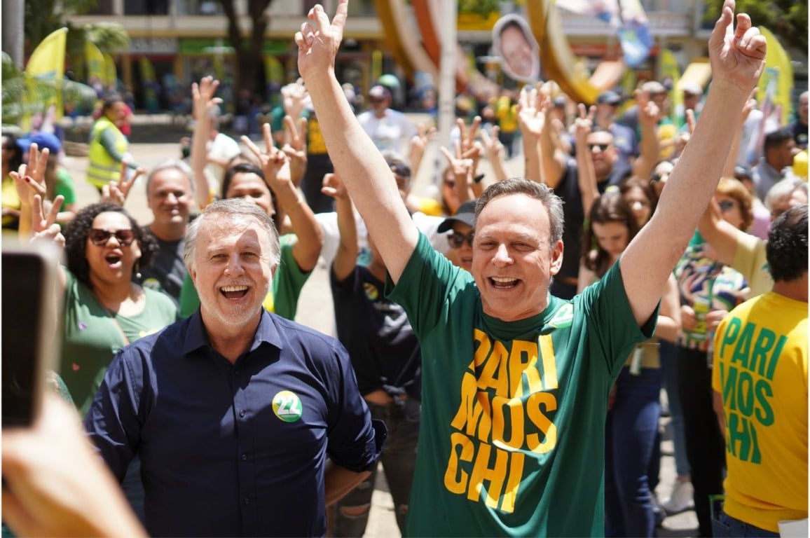 Candidato José Antonio Parimoschi e apoiadores comemoram em caminhada da vitória em Jundiaí, ao lado de líder político usando camisa verde. Candidato José Antonio Parimoschi e apoiadores comemoram em caminhada da vitória em Jundiaí, ao lado de líder político usando camisa verde.