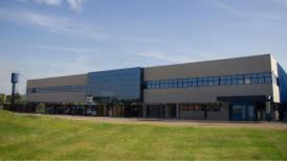 Fachada da VTC Tecnologia em Vidros Temperados em Itupeva, com janelas espelhadas e gramado em primeiro plano sob céu azul. Fachada da VTC Tecnologia em Vidros Temperados em Itupeva, com janelas espelhadas e gramado em primeiro plano sob céu azul.