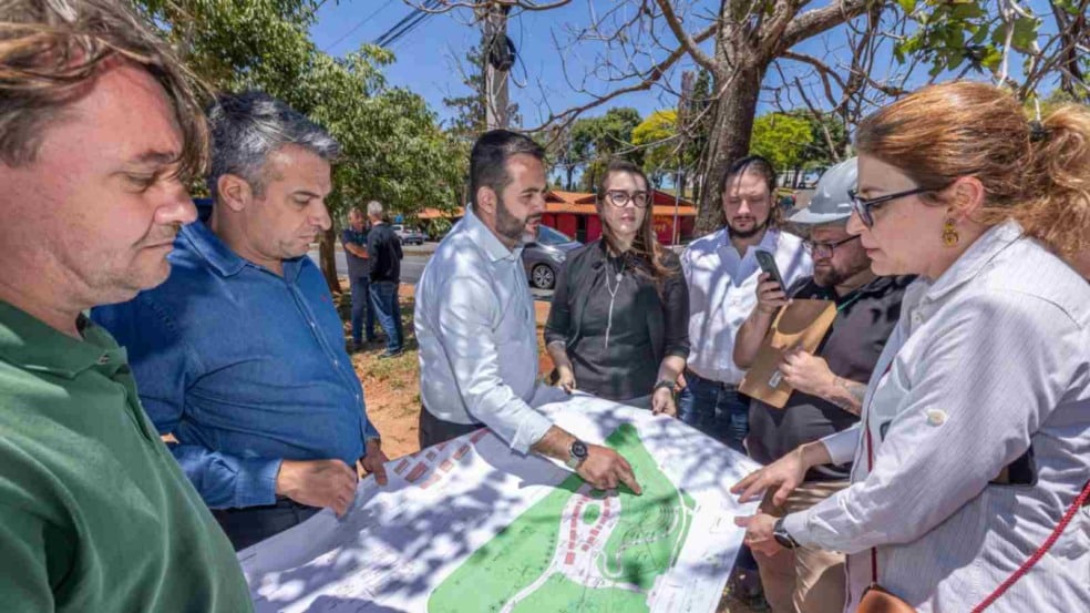 Prefeito e equipe técnica analisam o mapa do projeto de revitalização do Parque dos Ipês, em reunião ao ar livre. Prefeito e equipe técnica analisam o mapa do projeto de revitalização do Parque dos Ipês, em reunião ao ar livre.