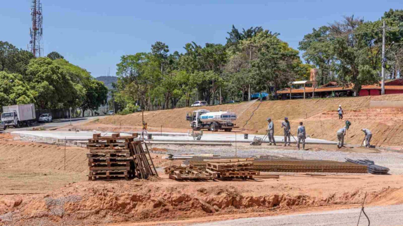 Panorâmica das obras de revitalização do Parque dos Ipês, com operários e equipamentos de construção em ação. Panorâmica das obras de revitalização do Parque dos Ipês, com operários e equipamentos de construção em ação.