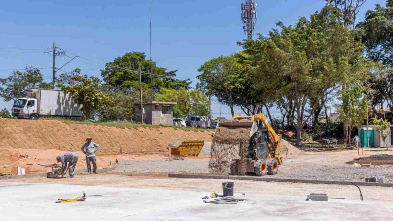 Operários e máquina trabalhando no nivelamento do solo nas obras do Parque dos Ipês, em Jundiaí. Operários e máquina trabalhando no nivelamento do solo nas obras do Parque dos Ipês, em Jundiaí.