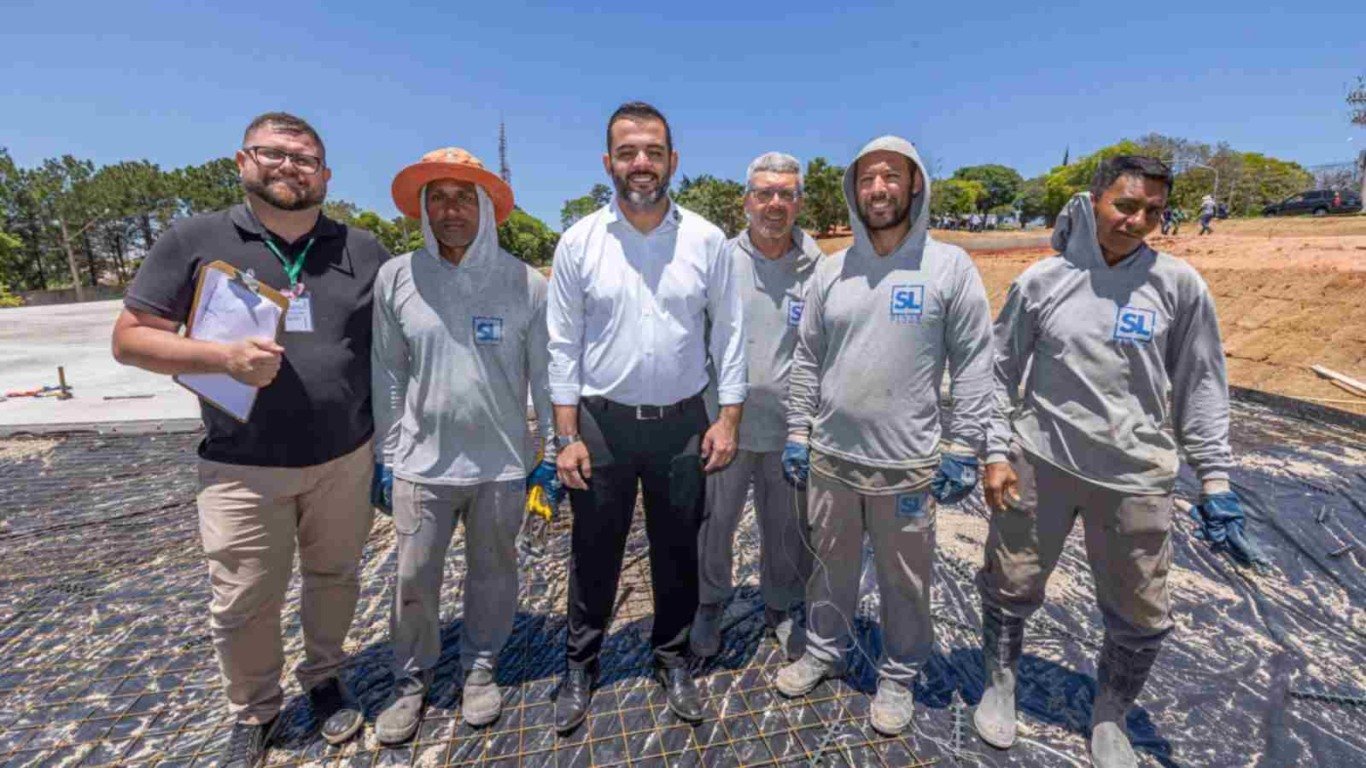 Prefeito de Jundiaí e equipe de obras posam sorrindo no canteiro de obras do Parque dos Ipês. Prefeito de Jundiaí e equipe de obras posam sorrindo no canteiro de obras do Parque dos Ipês.