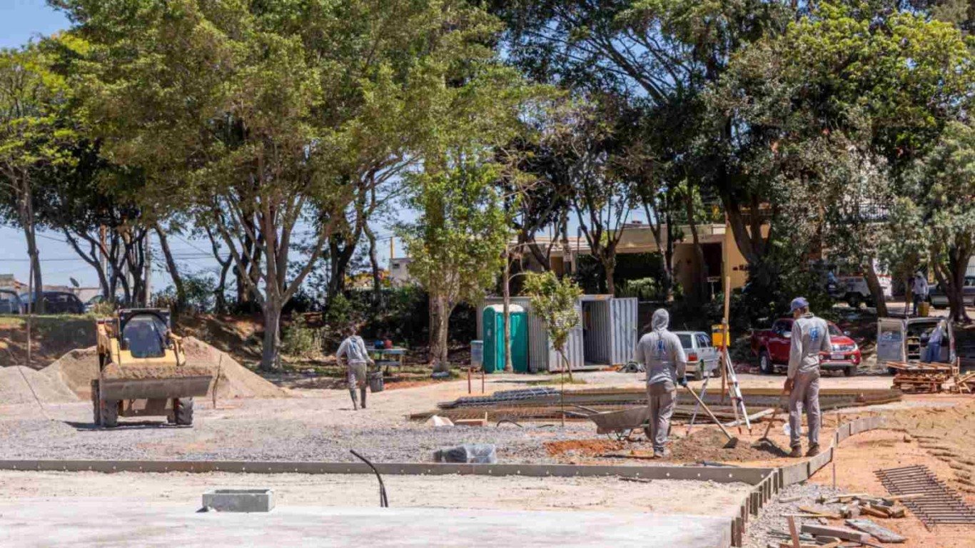 Trabalhadores executam medições e nivelamento do solo nas obras do Parque dos Ipês, em Jundiaí. Trabalhadores executam medições e nivelamento do solo nas obras do Parque dos Ipês, em Jundiaí.