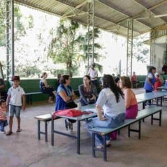 Atendimento social do CRAS e CIC em espaço coberto do CREAM, com profissionais e moradores de Jundiaí participando do plantão comunitário.