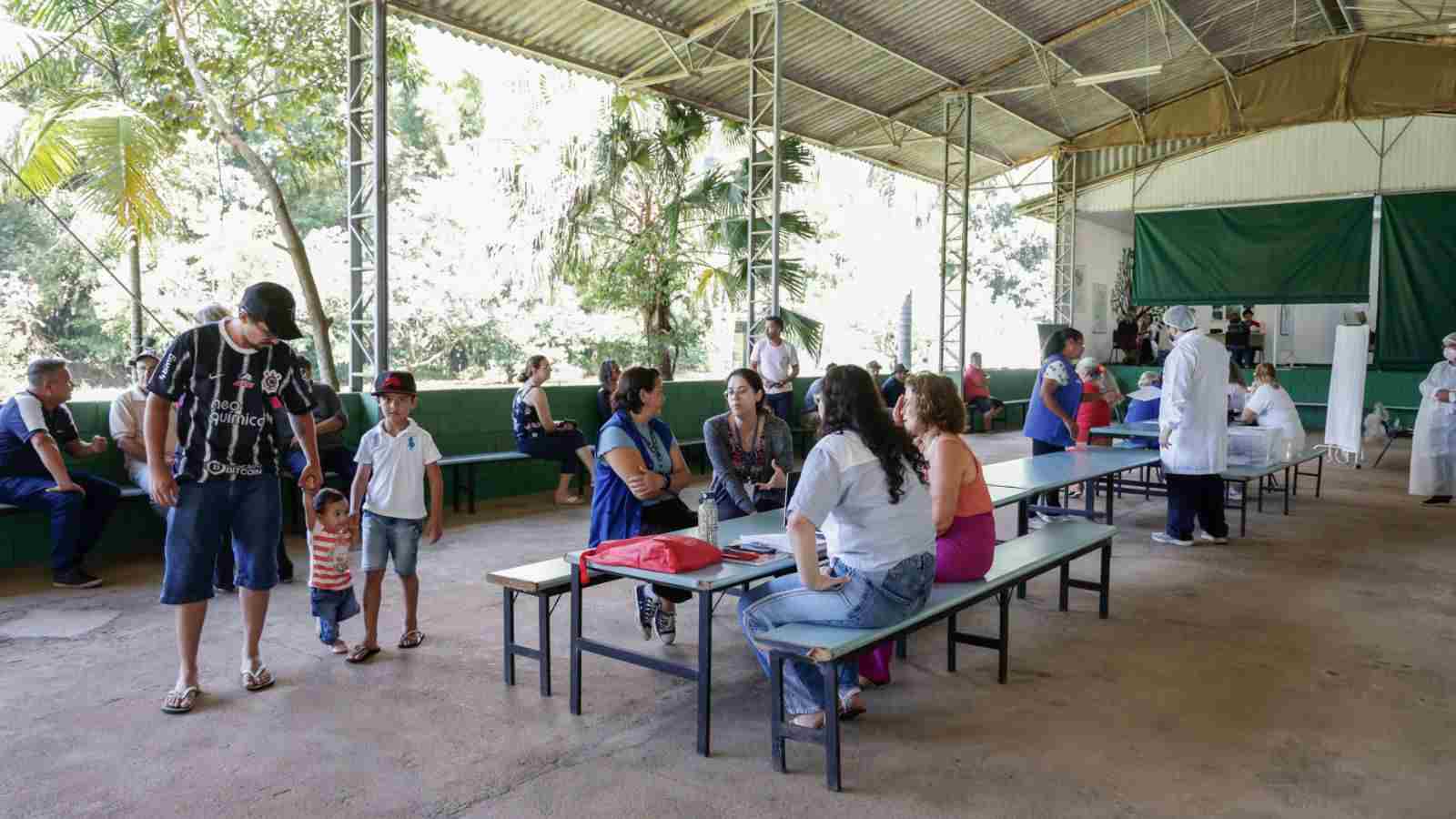 Atendimento social do CRAS e CIC em espaço coberto do CREAM, com profissionais e moradores de Jundiaí participando do plantão comunitário.