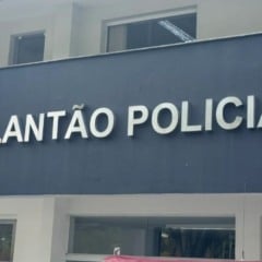 Fachada do prédio do Plantão Policial de Jundiaí, com a inscrição “Plantão Policial” em destaque sobre fundo azul.