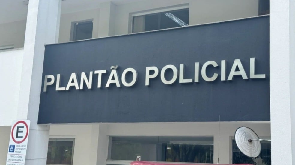Fachada do prédio do Plantão Policial de Jundiaí, com a inscrição “Plantão Policial” em destaque sobre fundo azul. Fachada do prédio do Plantão Policial de Jundiaí, com a inscrição “Plantão Policial” em destaque sobre fundo azul.
