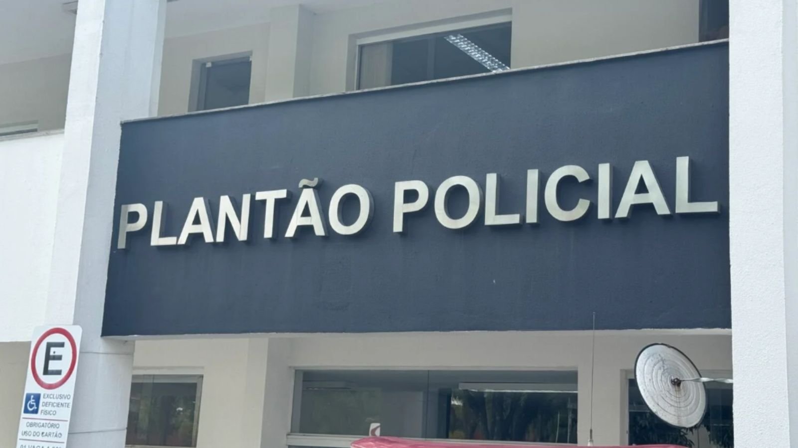 Fachada do prédio do Plantão Policial de Jundiaí, com a inscrição “Plantão Policial” em destaque sobre fundo azul.