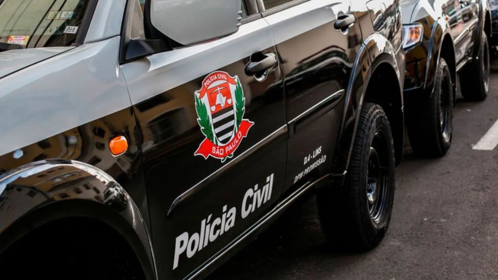 Viatura da Polícia Civil de São Paulo com brasão visível na porta