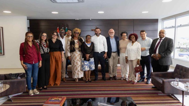 Comitiva estadual e autoridades de Jundiaí reunidas para fortalecer políticas raciais.