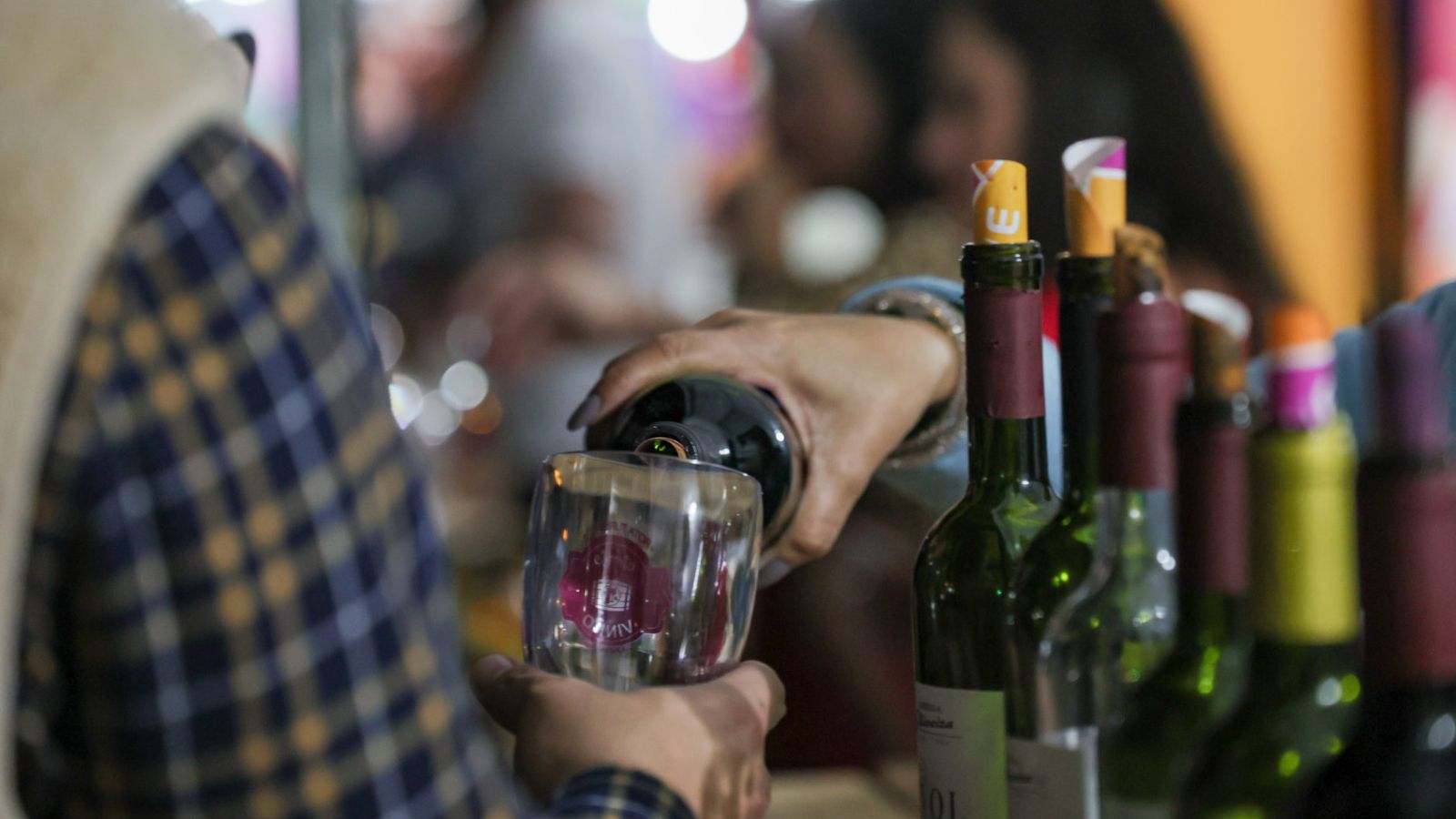 Serviço de vinho em evento gastronômico de Jundiaí, cidade concorrente ao Prêmio Top Destinos Turísticos 2025.