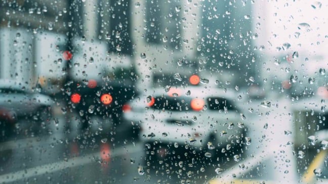 Dia chuvoso em Jundiaí visto através de um para-brisa com gotas d’água, ilustrando a previsão do tempo desta terça-feira.