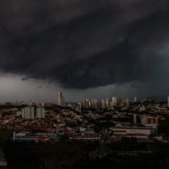 Nuvens escuras e pesadas cobrem o céu de Jundiaí, indicando a chegada de uma forte chuva sobre a cidade. Nuvens escuras e pesadas cobrem o céu de Jundiaí, indicando a chegada de uma forte chuva sobre a cidade.