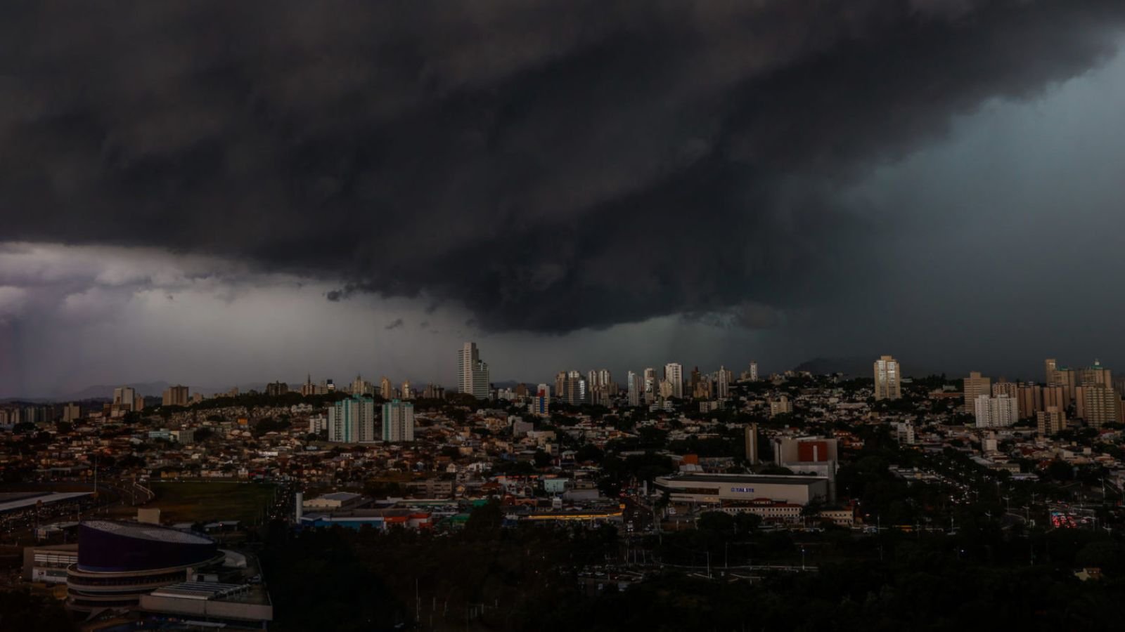 Nuvens escuras e pesadas cobrem o céu de Jundiaí, indicando a chegada de uma forte chuva sobre a cidade.