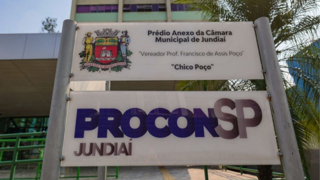Placa do Procon Jundiaí em frente à Câmara Municipal durante ação educativa sobre consumo seguro de bebidas. Placa do Procon Jundiaí em frente à Câmara Municipal durante ação educativa sobre consumo seguro de bebidas.