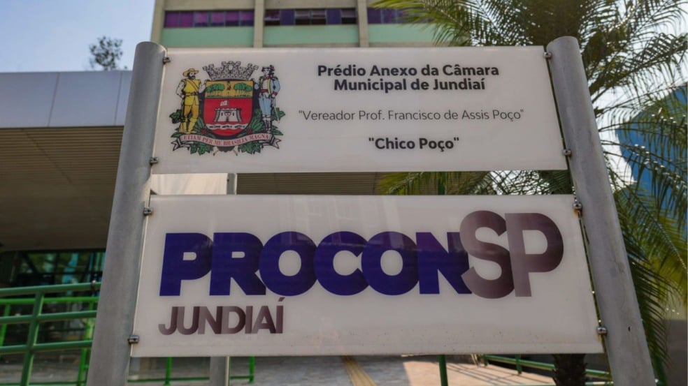 Placa do Procon Jundiaí em frente à Câmara Municipal durante ação educativa sobre consumo seguro de bebidas. Placa do Procon Jundiaí em frente à Câmara Municipal durante ação educativa sobre consumo seguro de bebidas.