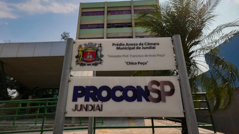 Placa do Procon Jundiaí em frente ao prédio anexo da Câmara Municipal de Jundiaí, com o brasão oficial e identificação do espaço “Chico Poço”. Placa do Procon Jundiaí em frente ao prédio anexo da Câmara Municipal de Jundiaí, com o brasão oficial e identificação do espaço “Chico Poço”.