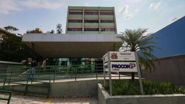 Fachada do Procon Jundiaí, com rampa de acesso e placa de identificação em frente ao prédio anexo da Câmara Municipal. Fachada do Procon Jundiaí, com rampa de acesso e placa de identificação em frente ao prédio anexo da Câmara Municipal.