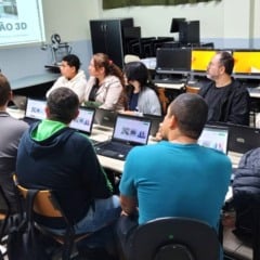 Alunos assistem a aula de Impressão 3D do Programa FormAção em Itatiba, com notebooks e instrutor explicando o conteúdo.