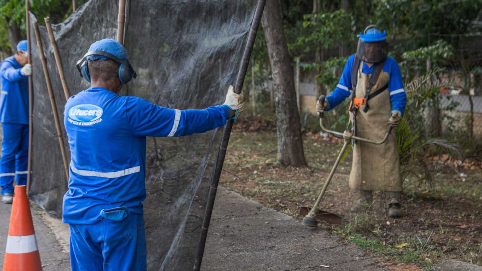 Funcionários realizam roçagem durante o mutirão ‘Quem Ama, Cuida’ região Sul em Jundiaí.