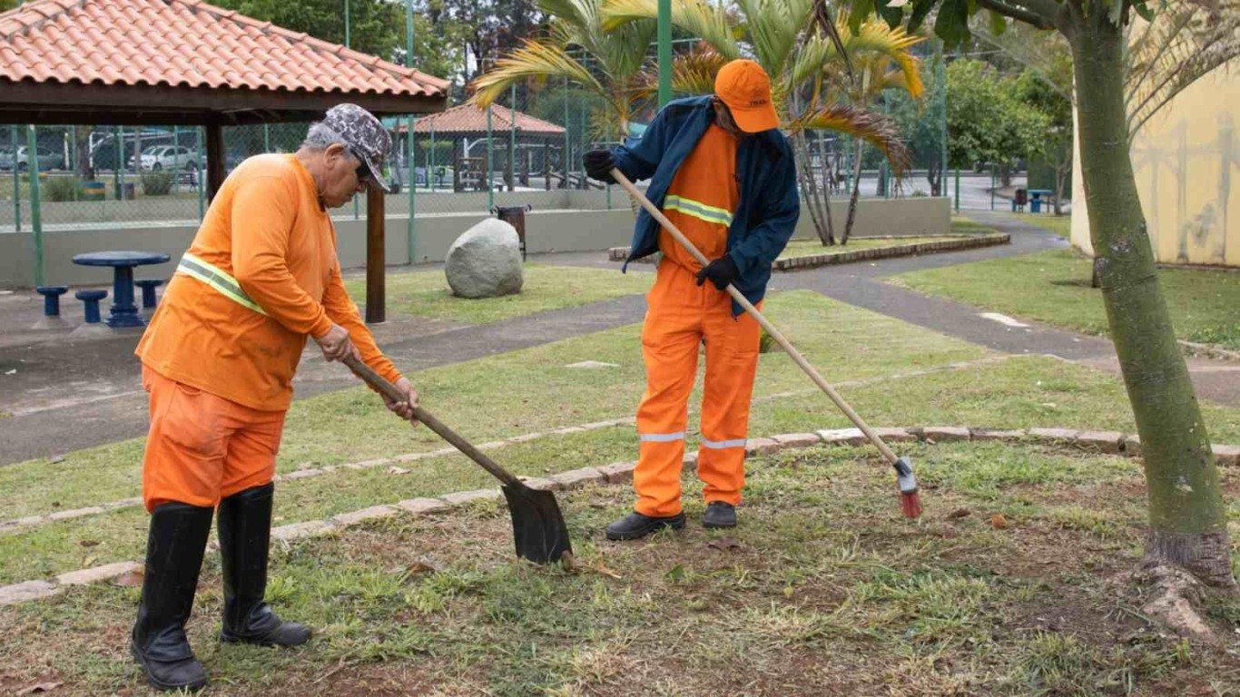 Servidores municipais executam jardinagem e manutenção na Praça José Pereira Paschoa, em Jundiaí.