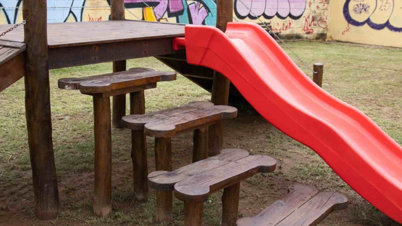 Escorregador infantil vermelho e escada de madeira fazem parte da área de lazer revitalizada na Praça José Pereira Paschoa, em Jundiaí.