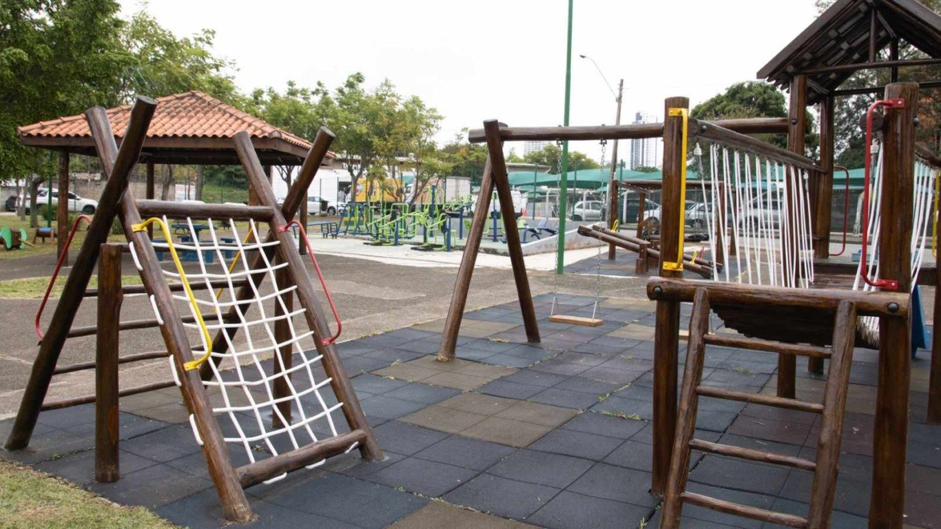 Playground com brinquedos de madeira e escorregador na Praça José Pereira Paschoa, revitalizada pela Prefeitura de Jundiaí.